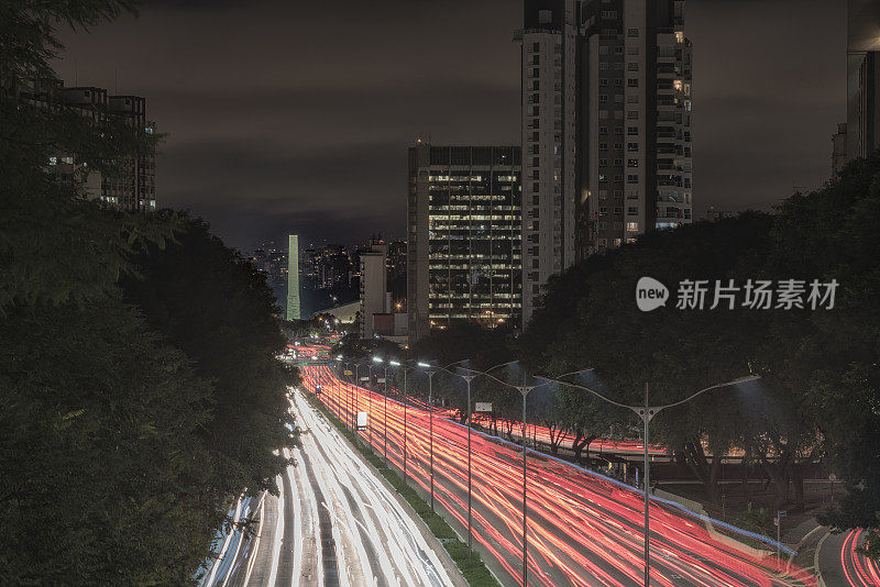 5月23日晚上在São Paulo巴西，显示在Ibirapuera公园的方尖碑